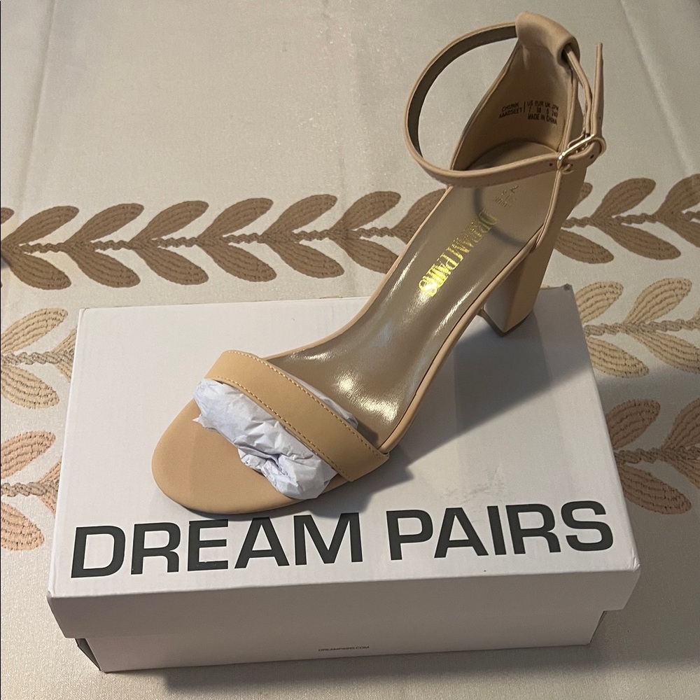 Dream Pairs Block Heel Sandal. Size 7